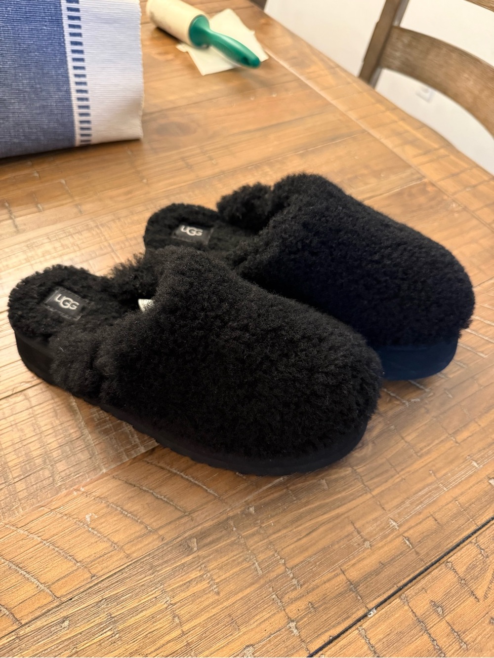 UGG Black Sheepskin Slippers Women’s Size 8 EU 39 Cozy Slip-On - Picture 8 of 8